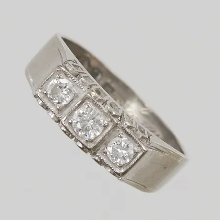 Ring diamanter ca 0,35ctv, (1x ca 0,15ct + 2x ca 0,10ct), Ø17¼, bredd:3-5mm, gravyr, vitguld, 18K 4,5g.