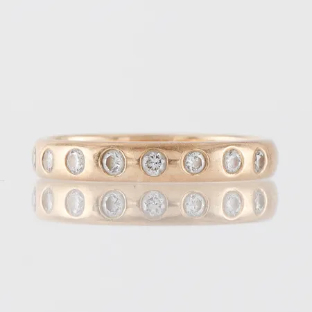 Ring 18k med 10 st små diamanter,gravyr,storlek 17 mm,bredd 3.2 mm. Vikt: 2,8 g