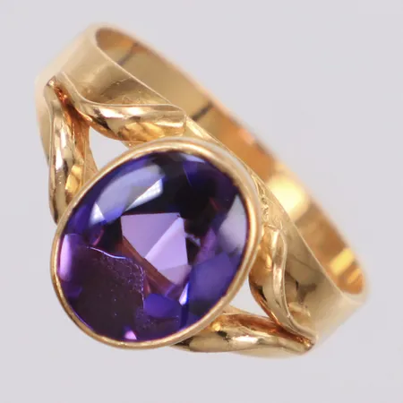 Ring med lila stenar, stl 17¾, bredd 11mm, 18K Vikt: 4 g