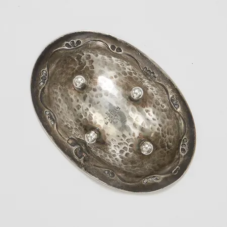 Saltkar med dekor av blomsterslinga, Georg Jensen, ca 70x50x12mm, modell 243, 1900-tals, gravyr, slitage, 925/1000 silver Vikt: 16,5 g