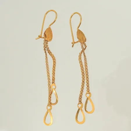 Örhängen, längd 65mm, bredd 4-6mm, 21K, 3,1g Vikt: 3,1 g