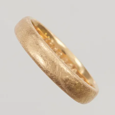 Ring Ø19¼, bredd:4mm, graverad "Love of my life forever remain", satinerad dekor, 18K 6,4g.