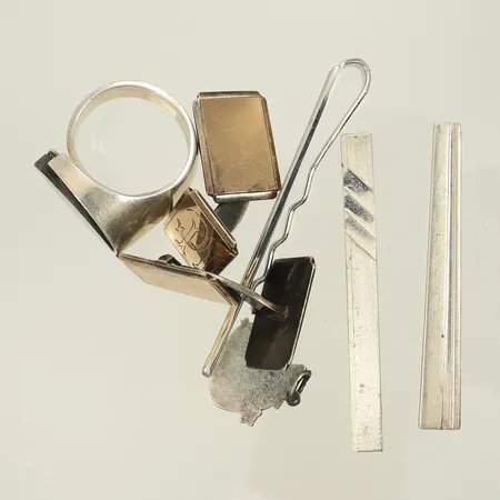 Tre slipsnålar, 1 hänge, 2 manschettknappar med monogram, 1 ring med blå sten, Silver 835-925/1000, 40,6g Vikt: 40,6 g