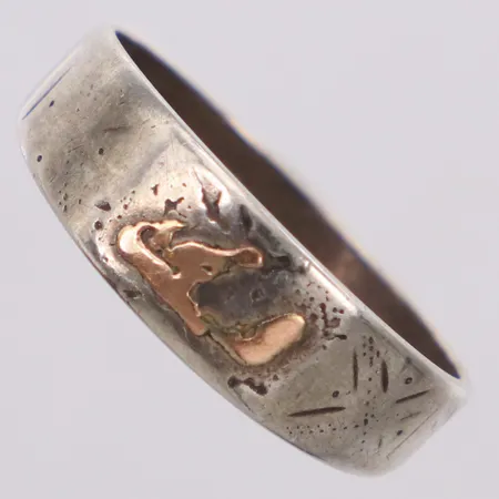 Ring med mönster, stl 18½, bredd 3,4-6,2mm, silver 830/1000 Vikt: 2,3 g