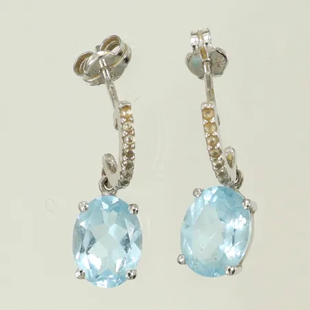 Örhängen med ljusblå samt vita stenar, längd 19mm, bredd 1-6mm, 18K, 1,8g Vikt: 1,8 g