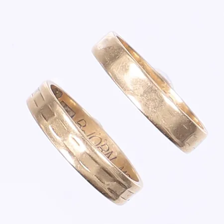 Två ringar släta, gravyr, 18K  Vikt: 5,8 g