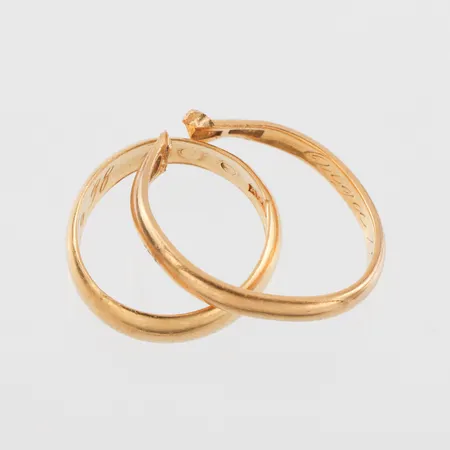 Trasigt guld 23k. Vikt: 10,6 g