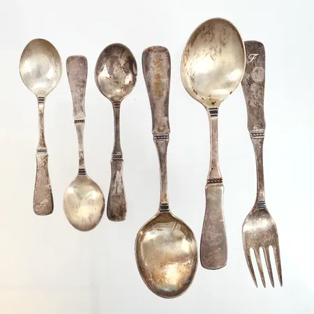 1 gaffel 5 skedar i olika storlekar, längsta: 15,5cm, modell: Uppsala, gravyr, silver 830/1000 Vikt: 134,2 g