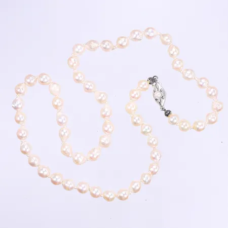 Halscollier med  troligen odlade saltvattenspärlor längd 48cm lås i silver 925/1000  Vikt: 0 g