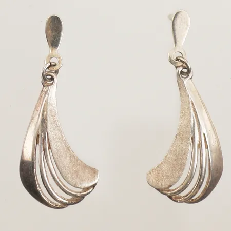 Ett par örhängen, längd 27,5mm, bredd 11mm, omaka snurrebussar, 830/1000 silver  Vikt: 2,1 g