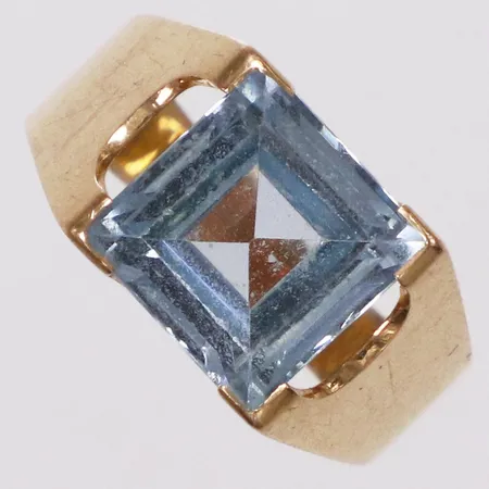 Ring med ljusblå sten, troligen syntetisk spinell, stl 18, bredd 3,5-10,4mm, Ceson Guldvaru Ab, år 1966, 18K Vikt: 6,3 g