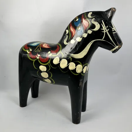 Dalahäst, höjd 31,5cm, längd 30,5cm, svart, trä, kantstött, färgbortfall, Skickas med postpaket.