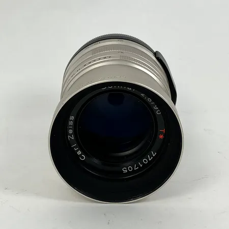 Objektiv Carl Zeiss Sonnar 2,8/90, serienummer: 7701705, motljusskydd Contax metal hood GG-2, läderfodral GCL-1