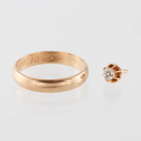 Ring med gravyr + udda örhänge med sten,18k. Vikt: 3,9 g