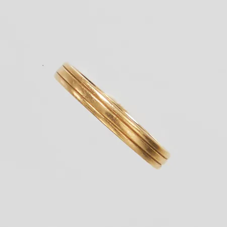 Ring, stl 16¾, bredd 2,5mm, gravyr, 18K Vikt: 2,1 g