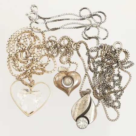 Diverse silver, defekt, brott på länk, missfärgat, 925/1000 silver Vikt: 34 g