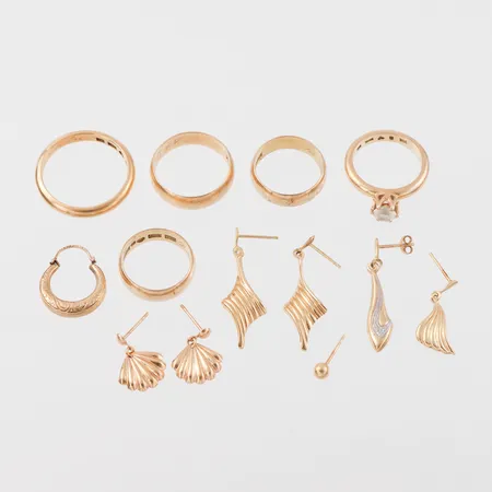 Diverse smycken med gravyrer och defekter 18k,en med sten. Vikt: 31,2 g