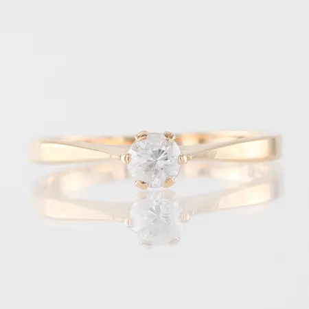 Ring 18k med vit sten,Viktor Janson Lindesberg,storlek 17 ½ mm,bredd 1.7-4.3 mm. Vikt: 2,2 g