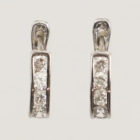 Ett par örhängen med vita stenar, längd 9,6mm, bredd 2,3mm, vitguld, 14K  Vikt: 0,9 g