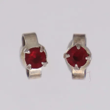 Ett par örhängen med röda stenar, Ø3,7mm, silver 835/1000 Vikt: 0,9 g