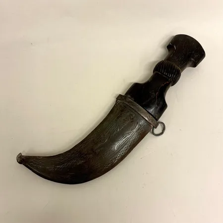 Dolk, längd inkl fodral ca 27cm, skaft i trä, slitage, oljerester Skickas med paket.