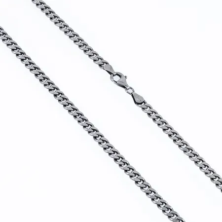 Kedja Pansar i oxiderat silver (925/1000). Den är 45 cm lång, 5,5 mm bred och väger 27,7g. Karbinhake.