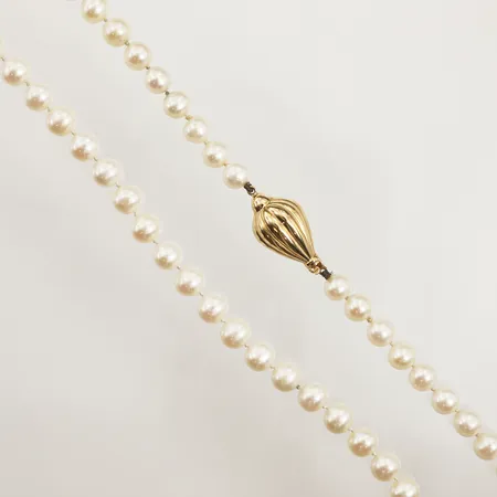 Pärlcollier med odlade sötvattenspärlor ca Ø7,7mm, längd 50cm, guldlås 18K.  Vikt: 0 g