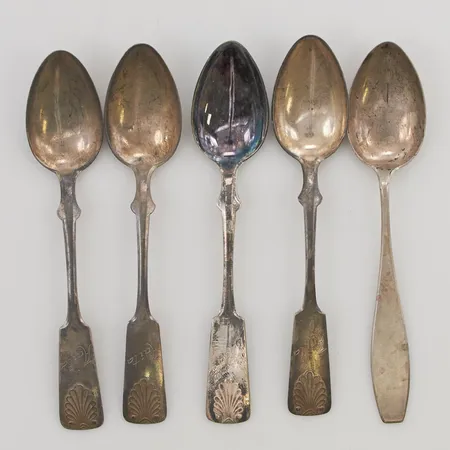 5 Udda kaffeskedar, gravyrer, 830/1000 Silver 49,6g.