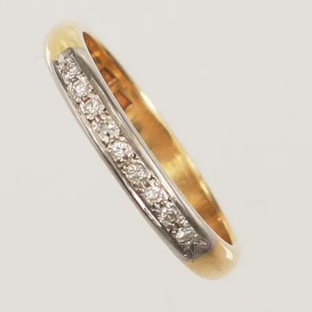 Ring med diamanter ca 9 x 0,01ct, bredd 2,9mm, 18K Vikt: 3 g