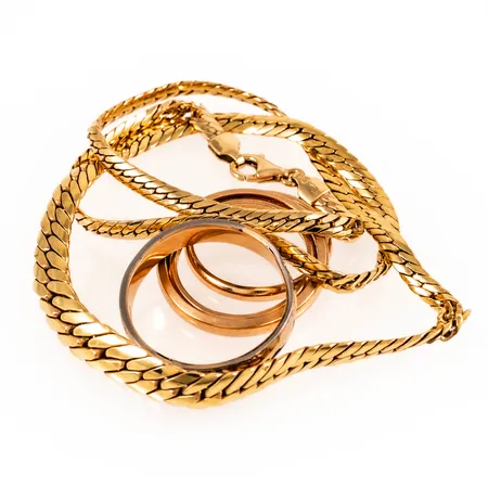 Diverse defekt/graverat guld i 18K. Vikt: 25,0g.