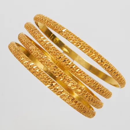 Fyra armringar med filigranarbete, Ø 64mm, bredd 5mm, 21K Vikt: 38,4 g