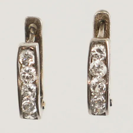 Ett par örhängen med vita stenar, längd 11,3mm, bredd 2,6mm, vitguld, 14K  Vikt: 1 g