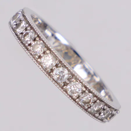 Ring med diamanter 13xca 0,04ct, stl 16½, bredd 3mm, gravyr, vitguld, 18K Vikt: 3,1 g