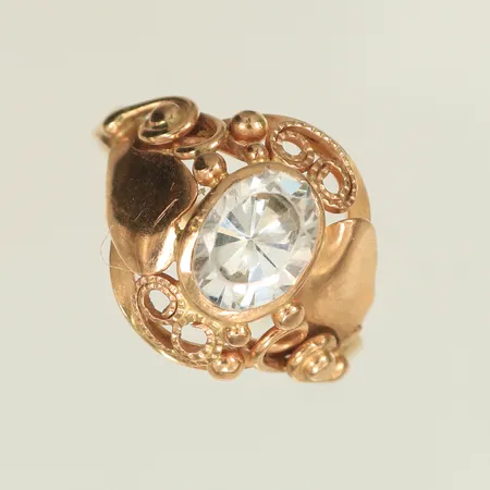 Ring med vit sten stl 17, bredd 2-14mm, repig, skev skena, 14K, 2,6g Vikt: 2,6 g