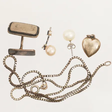 Diverse silver, pärlor, silver  Vikt: 11,8 g