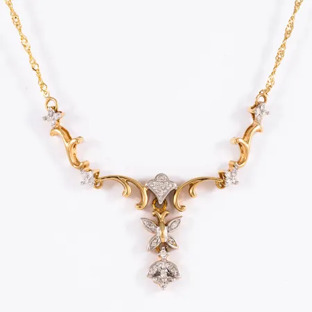 Collier Singapore i 18K guld: Integrerat hänge med fjäril och blommor, 31 x 8/8 slipade diamanter totalt 0,20ct. Det är 42/45 cm långt, hängets längd 2,5 mm. Vikt: 6,8g. Karbinhake. Stenstorlek 0,20ct ingraverad. Stämplad GHA (Guldfynd), 750. 