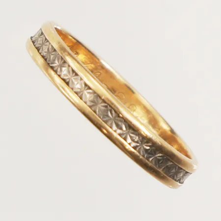 Ring, stl 19, bredd 3,5mm, tvåfärgad, gravyr, 18K  Vikt: 3,5 g