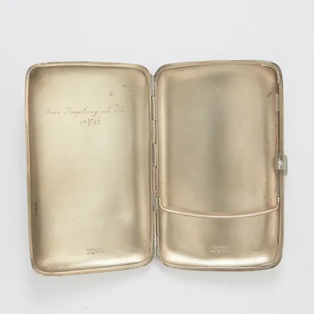 Cigarettetui, ca 125x80x20mm, Hallbergs Guldsmeds Ab C G, år 1910, förgylld insida, gravyrer, 830/1000 silver Vikt: 153,7 g