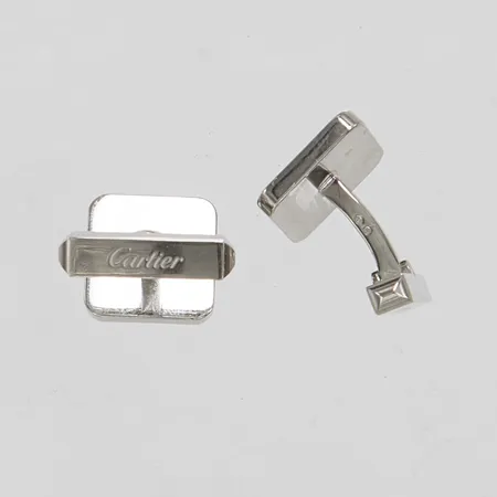 Ett par manschettknappar Santos de Cartier, mått 15x15x2,5mm, ref CROG000163, serienr 3290AF, palladiumfinish, repiga, ena manschettknapp böjd, kvitto Cartier Stockholm 2023, etui, 925/1000 silver. Vikt: 18,5 g