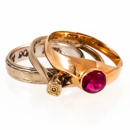 Diverse defekt/graverat guld i 18K. Vikt: 6,8g. 