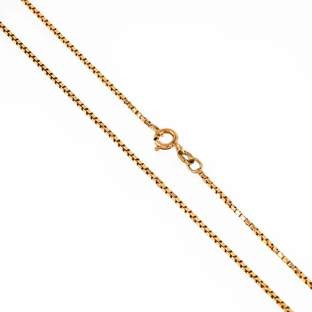 Kedja Venezia i 18K guld. Den är 43 cm lång, 1,4 mm bred och väger 5,8g. Springring. Äldre kedja med vissa ojämnheter. 