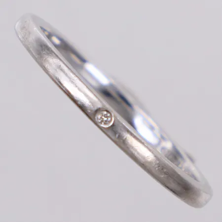 Ring med diamant 1xca0,01ct, stl 19¼, bredd 2mm, vitguld, gravyr, 14K Vikt: 3,1 g