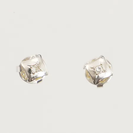 Ett par örhängen med diamanter 2x ca 0,02ct, bredd 4,6mm, vitguld, 18K  Vikt: 1,2 g
