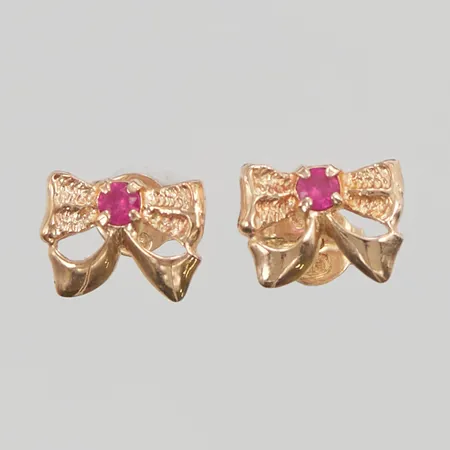 Ett par örhängen "rosett", 8x6mm, röda stenar, 14K 1,0g.