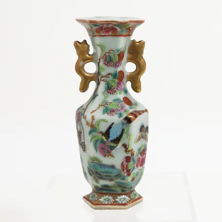 Vas Famille rose Kina 1800-talets mitt, grön underglasyr dekorerat med fåglar samt växtlighet, höjd: 14cm, mindre dekorslitage