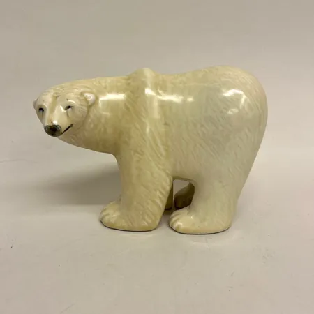 Figurin,  Stor isbjörn ur serien Lill-skansen, Lisa Larson, Gustavsberg, höjd ca 14cm, längd ca 21cm, tillverkningsdefekt baktill,  stämpelmärkt Skickas med postpaket.