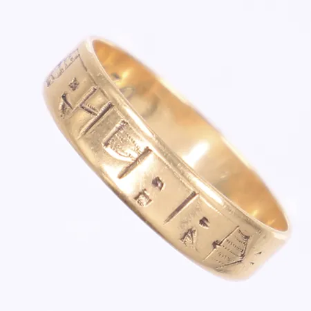 Ring stl 21¼ bredd 6mm, gravyr, repig, ostämplad 18K  Vikt: 4,3 g