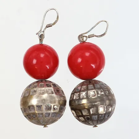 Ett par örhängen med röda stenkulor 50x18mm, silver 925/1000, Bruttovikt: 20,5 gram Vikt: 0 g