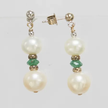 Ett par örhängen odlade sötvattenpärlor med aventurin, ca 26x8mm, slitage, 925/1000 silver, bruttovikt: 2,8g Vikt: 0 g