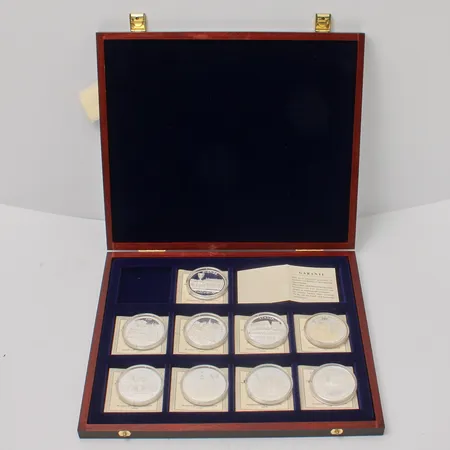 Minnesmynt 9st, "De första EUROPA-präglingarna", utgivna 1996, 1st från 1997, Österrike nr A0373, Spanien nr A4800, Sverige nr 2864, Italien nr 0825, Storbritanien, nr 2376, Danmark, nr 4158, Irland, nr 0936, Frankrike, nr A1408, Belgie, nr 5431, samtliga med certifikat, tillhörande träschatull med plats för 12 mynt, silver 999/1000, 20g/st. Skickas med postpaket.